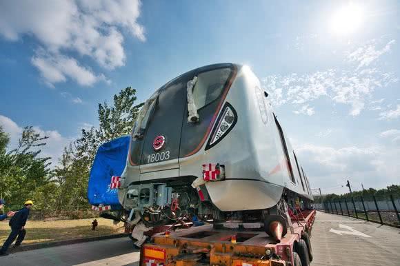 上海地鐵18號線來了首列車抵滬開始調試