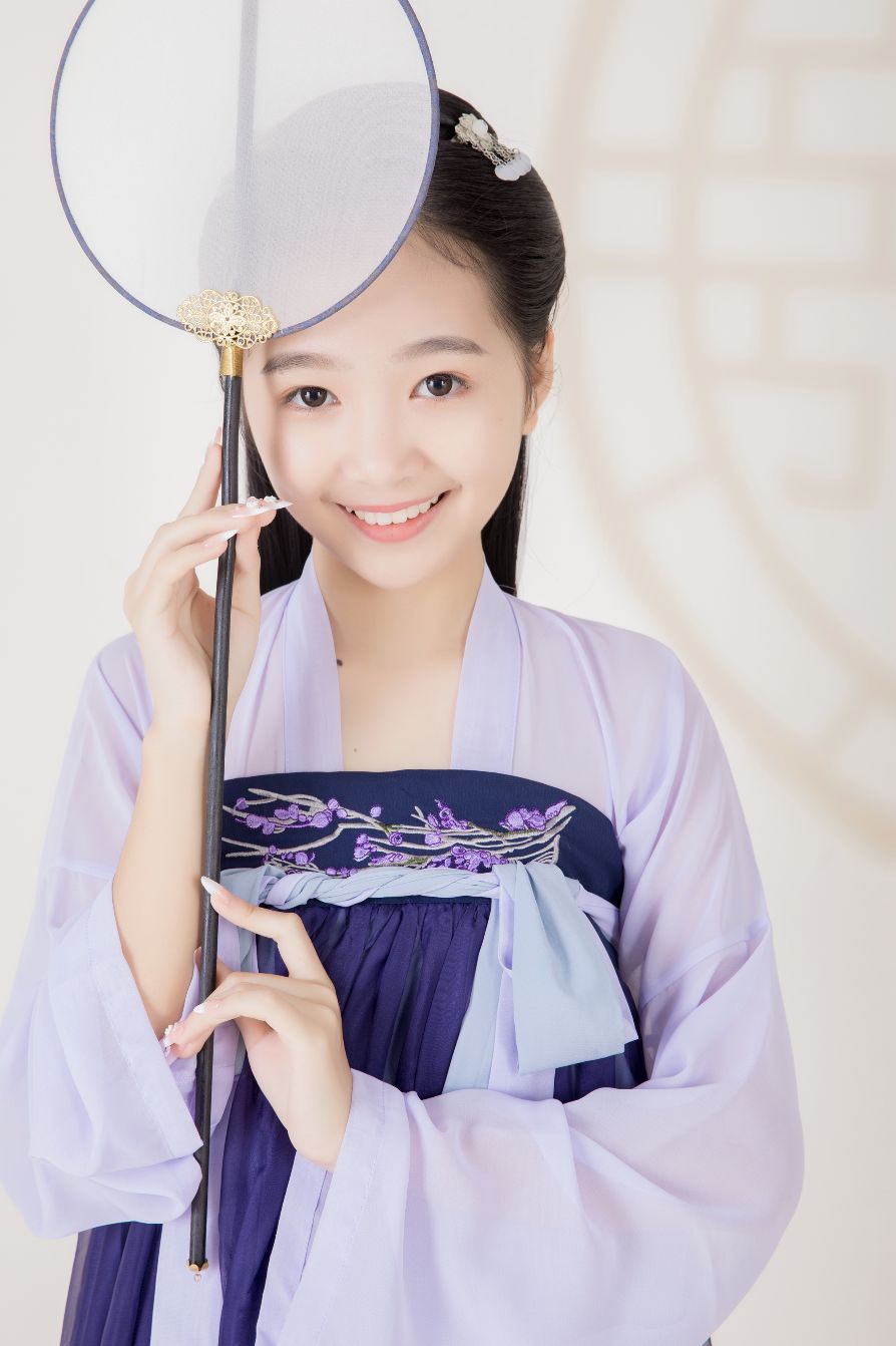 13岁小艺人周俞含用歌声演绎属于她的豆蔻年华