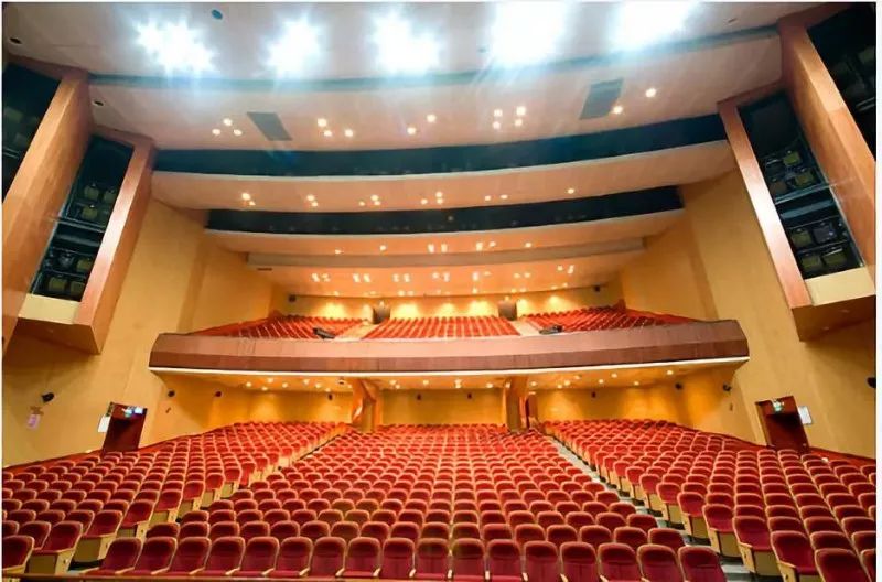 许多观众前来观赏~欧阳予倩大剧院是为纪念我国现代著名戏剧艺术大师