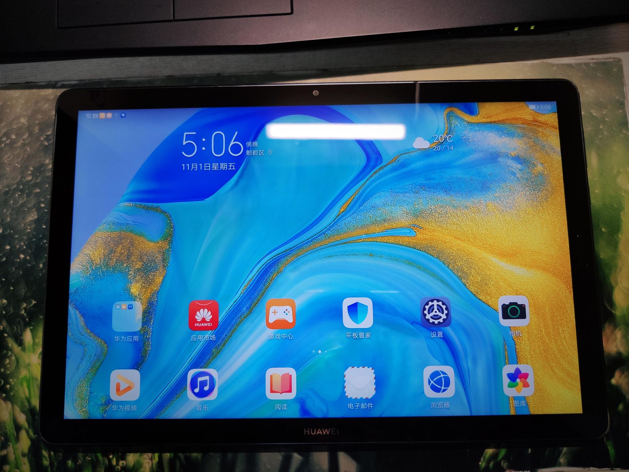 屏幕正面观感:撕去包裹在m6的塑封膜,我们就能看到华为m6的本体了.