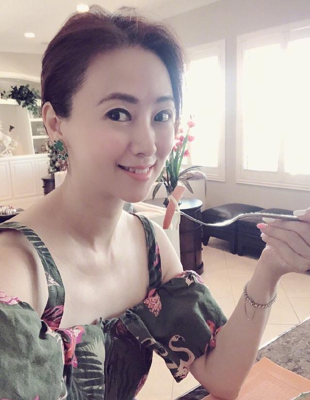 51翁虹身材曼妙,体重仅98斤,坦言:减肥方法只有一个