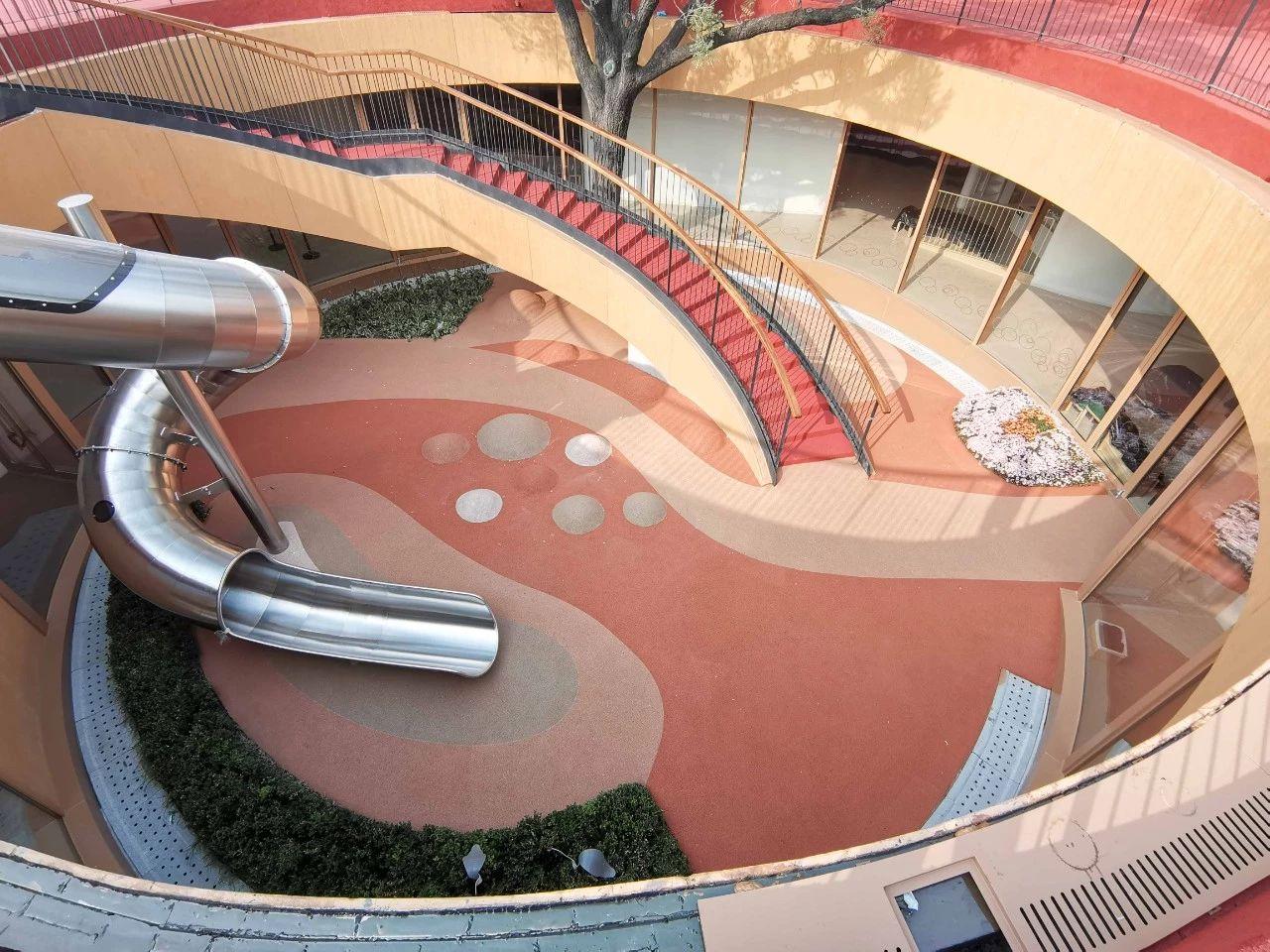 幼儿园藏在漂浮屋顶上这座四合院有点酷