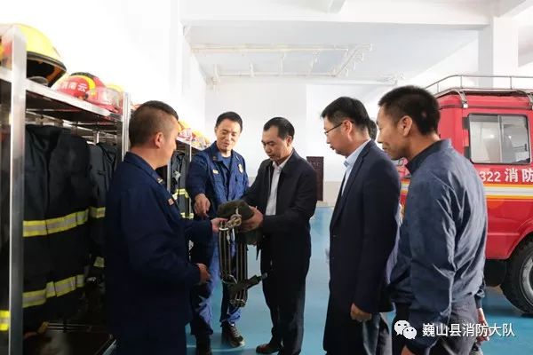 11月5日下午,巍山县常务副县长茶向金率财政局,应