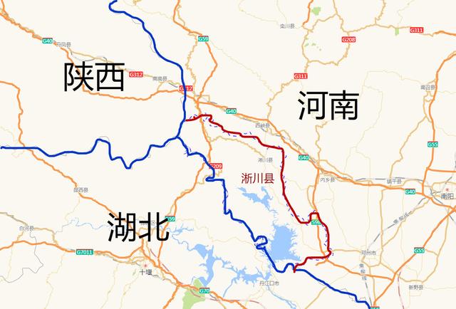 其地處河南,湖北,陝西三省交界地帶,西邊與陝西的商南縣接壤,西南和南