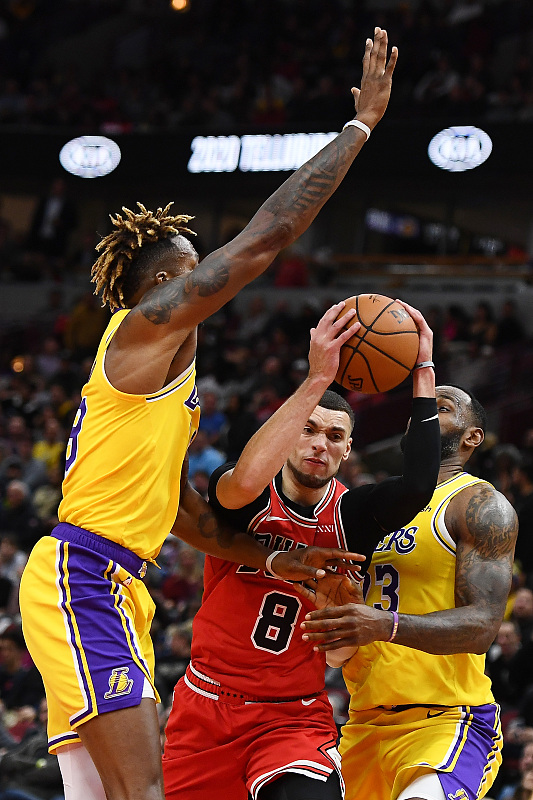 霍华德死亡盖帽!让全场2万球迷沸腾,谁注意场下詹姆斯举动?真不错!