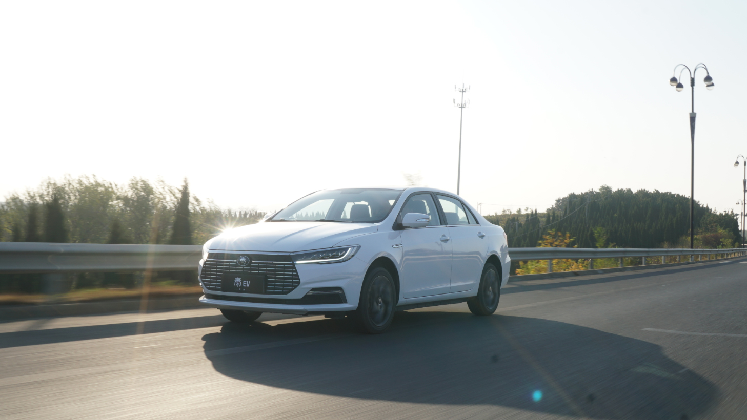 比亚迪全新秦ev上市,续航421公里 售12.99万元起