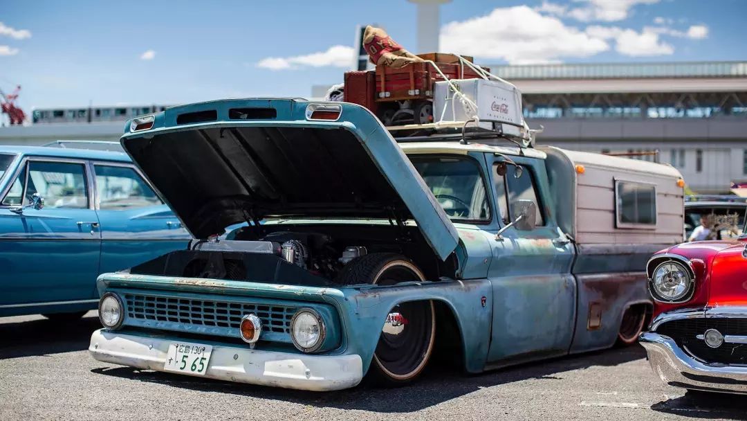 这是一台出现在日本台场聚会上的雪佛兰c10皮卡改装车,原车诞生于1963