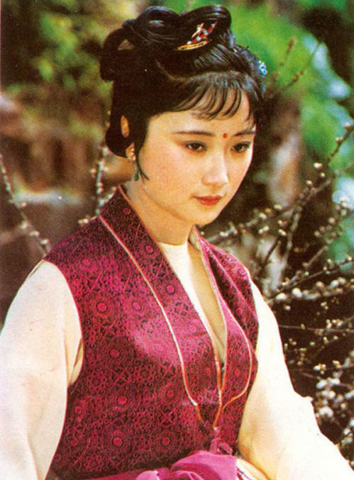 香菱一进荣国府,身份就是薛蟠没有名分的小妾,连袭人