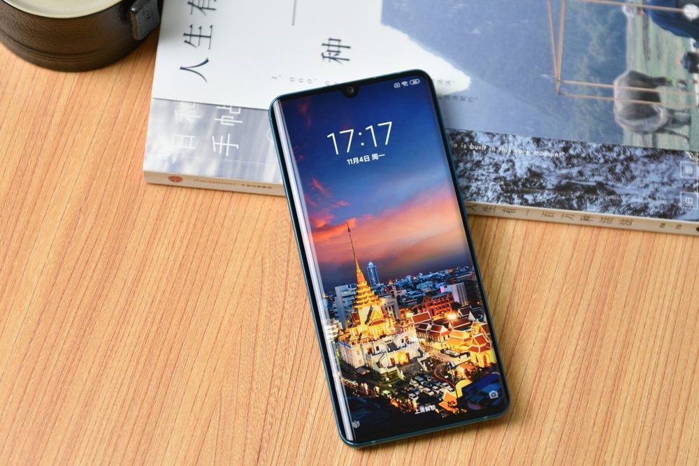 小米cc9pro图赏:极致纹理与曲面屏交织的魔法绿境