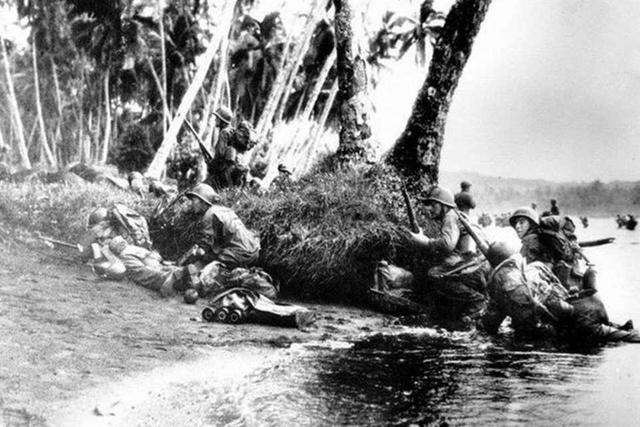 罕见老照片二战美日太平洋战争海滩上布满了战亡的士兵尸体