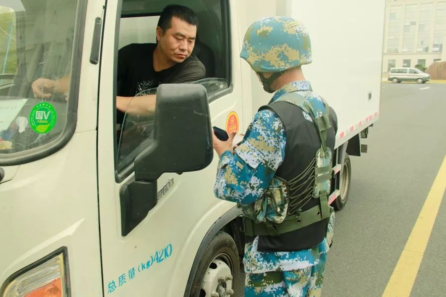 升降国旗在东部战区海军航空兵某旅警卫排,就有这样一群警卫兵,他们长