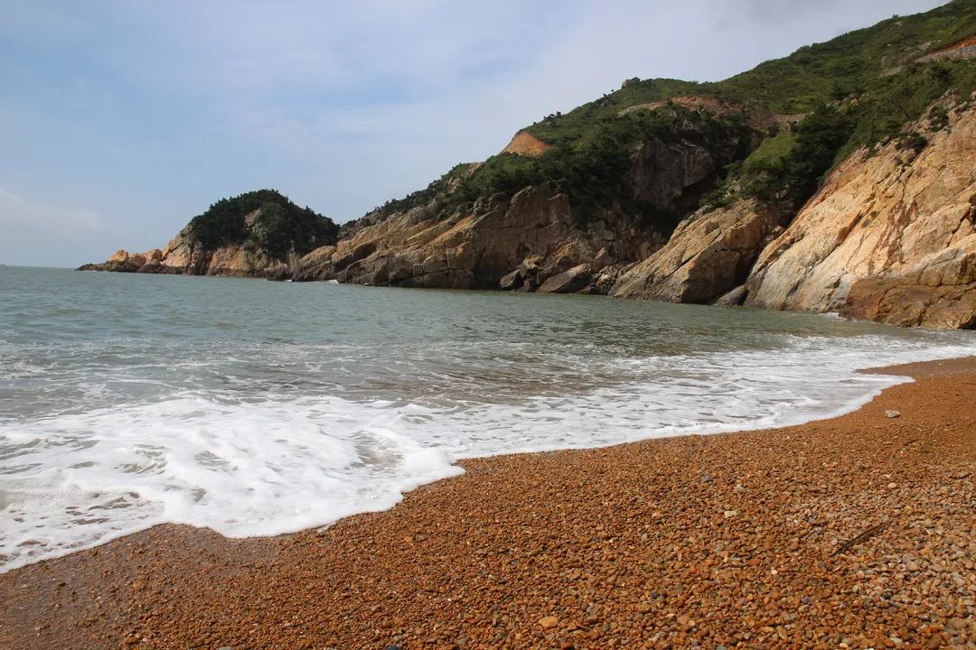 洞下沙滩 -洞下沙滩是面积比较的大的沙滩,泛白的沙子与海浪像是一