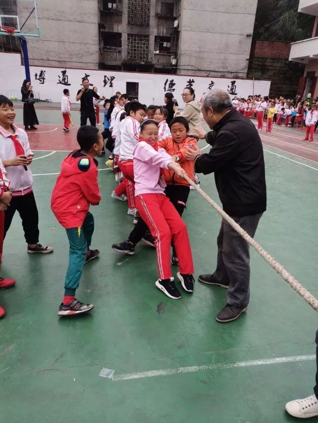 团结拼搏超越自我内江十小西区举行第四届田径运动会