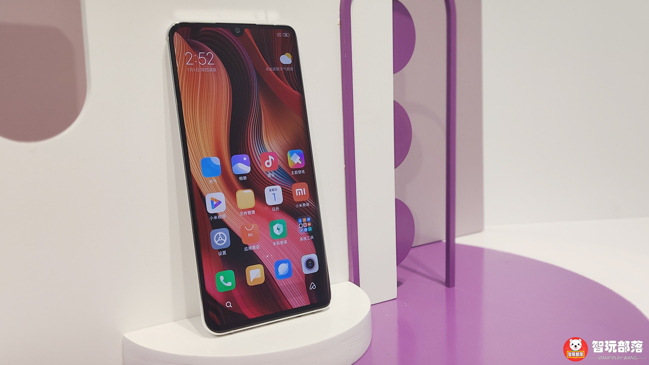 小米cc9 pro冰雪极光白色版图赏:全新的梦幻配色