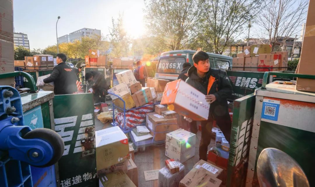 双1111年邮政快递小哥每年爱你多一点