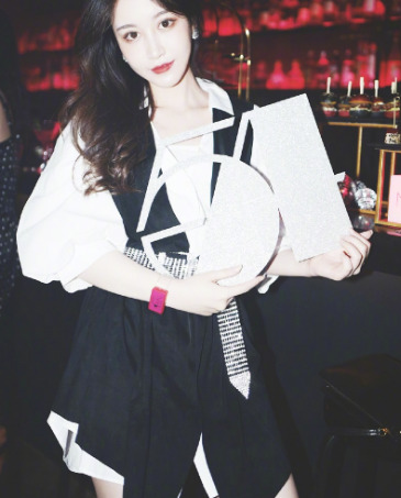 赵梦玥曝光卢本伟的钱都花在这里从小被土豪虐打长大后报仇