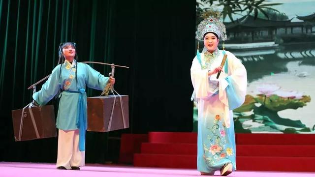 定陶区两夹弦非遗保护传承中心侯彦丽,翟玉令,孔雪芹,熊丽丽主演的