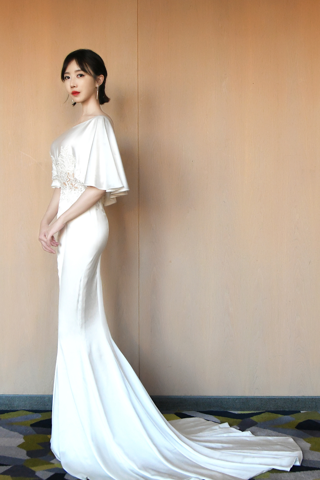 潘时七受邀出席wene2020高定发布会 身着白色鱼尾长裙尽显优雅魅力