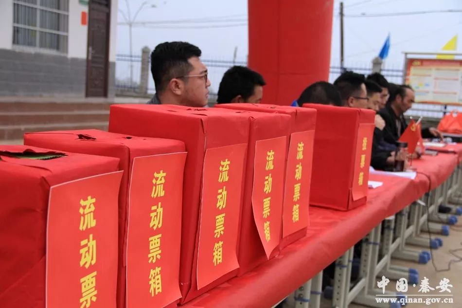 此外,还设置了五组流动票箱分别走进村民家中,未到会的村民通过流动票