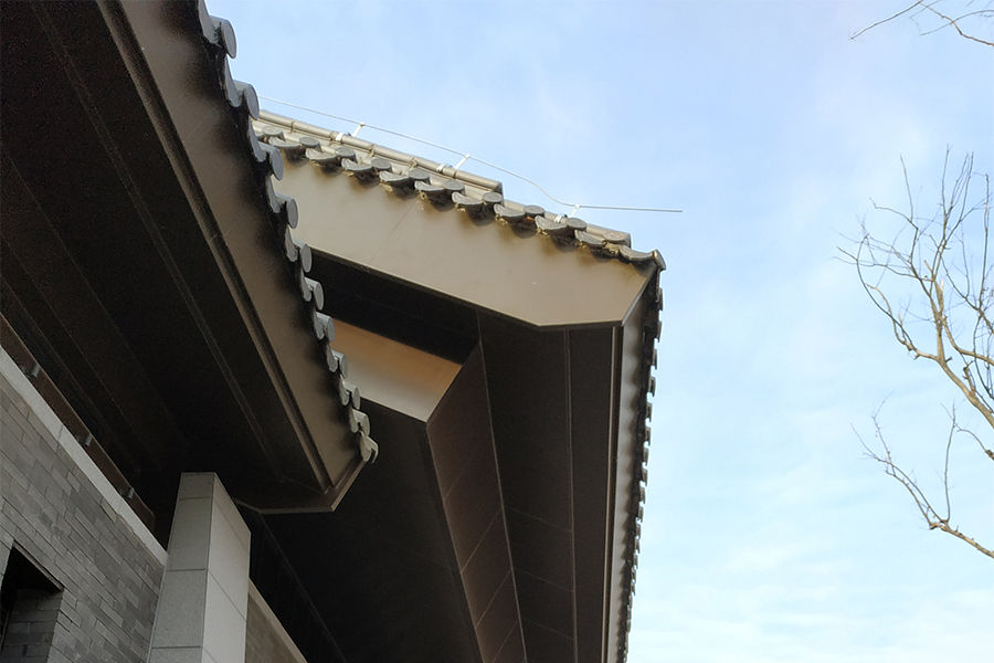 项目部利用氟碳铝板替代木板制作封檐板,使封檐板整体风格与门窗的