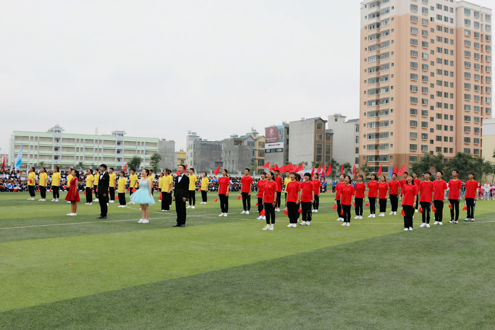 罗平三中运动会开幕式爱国情浓