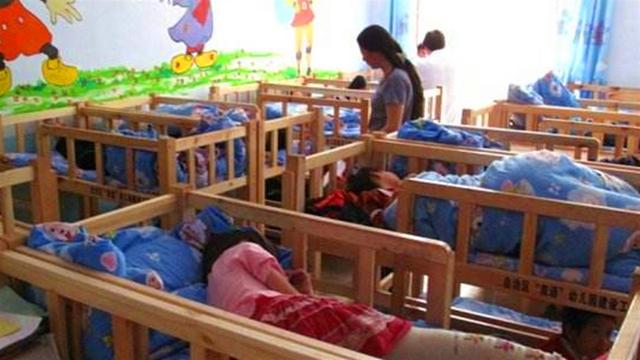 幼兒園老師發孩子午睡照片,眼尖家長