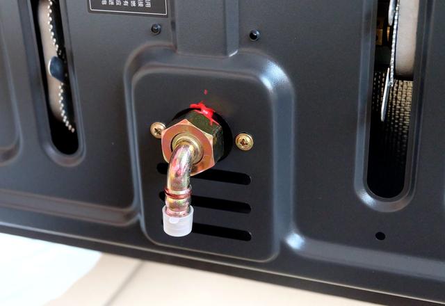 在灶体背面可以看到天然气接入口,如果不太会弄的话,可以打400电话给