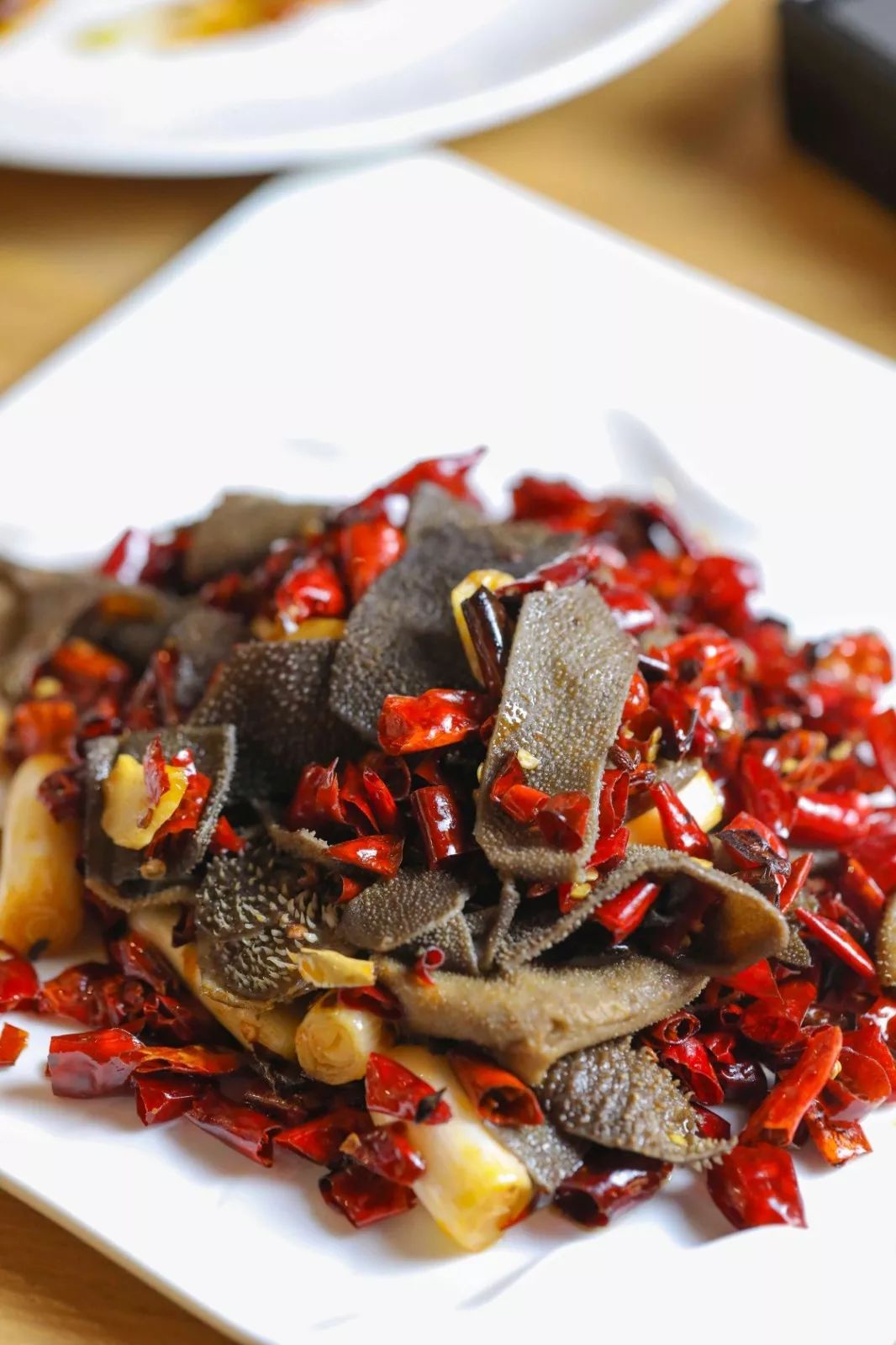 火爆毛肚看惯了传统川菜馆子的怀旧风牛水煮以黑白红色系为主色调更加