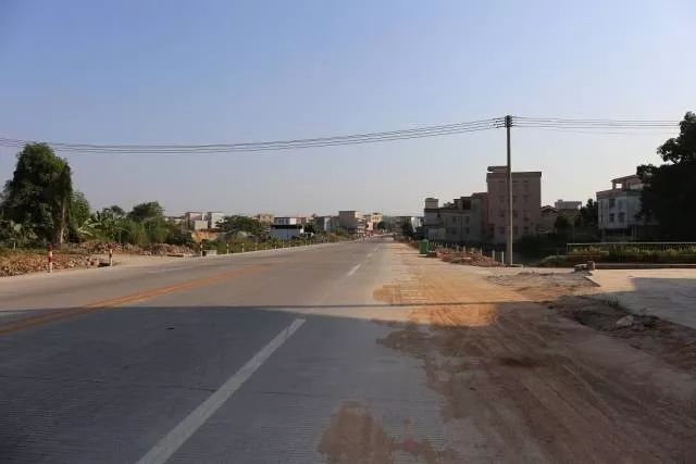 新兴县x483线升级改造道路变宽变靓群众齐齐点赞