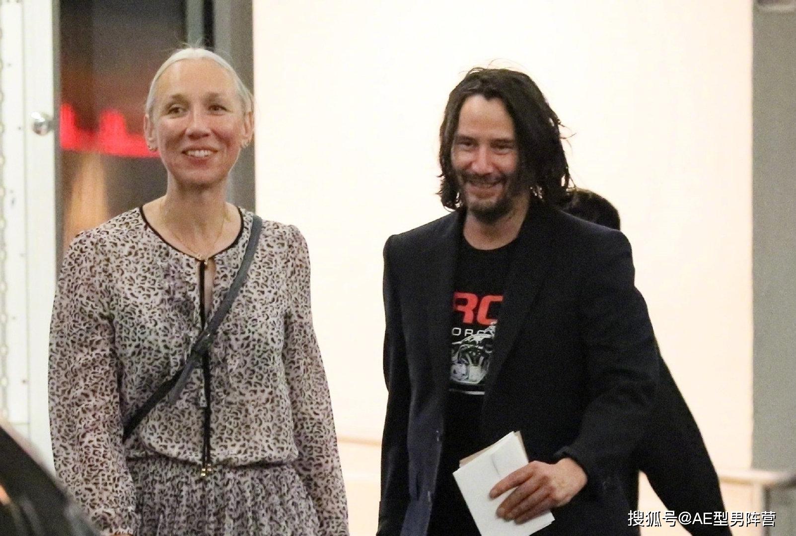 2008年基努·里维斯虽然和女模特周佳纳传过恋爱的消息,但两人其实并