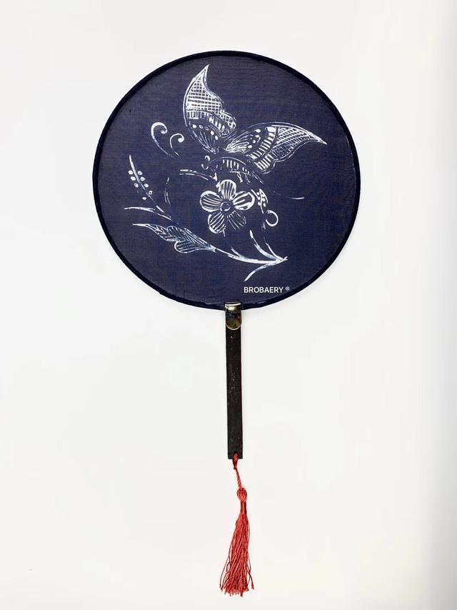 或许那人就是你人群中最美的背影目不转睛 流连忘返就如同青花瓷般让