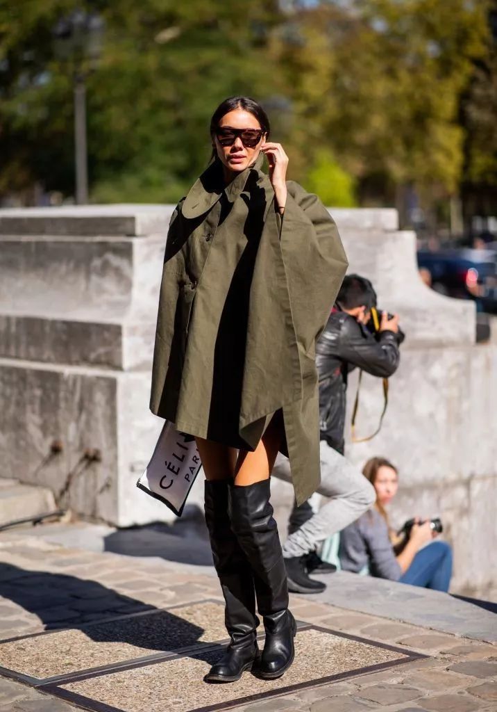 形似斗篷但实际属于服装本身设计细节的款式,比如这类街拍里的毛衫