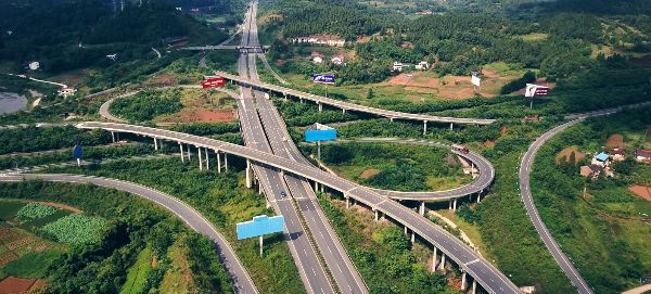 安居区推进成遂南达高铁,渝遂高铁建设,加快形成"6向15"线铁路综合