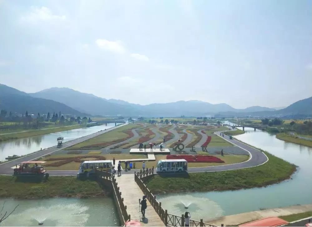 另外,根据曹村镇地势建设的滑翔伞基地已于今年10月