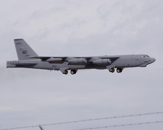 飞行员花样作死驾83吨重机强行急转弯75米高空凌空燃爆