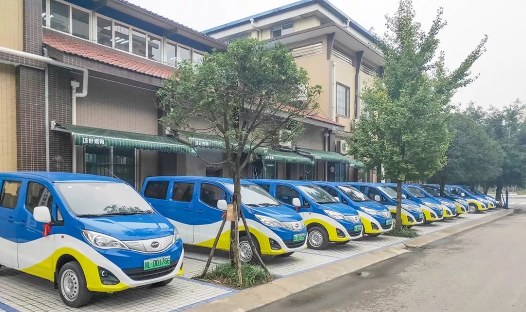 来了峨眉大7座新型出租车即将上路现招聘驾驶员98名