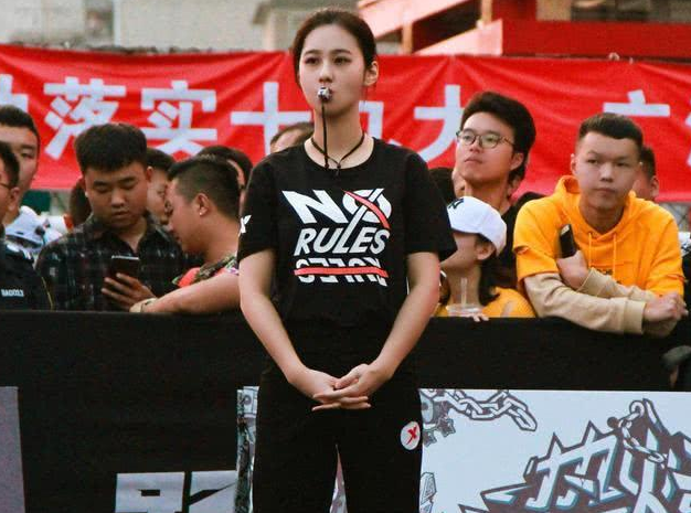 惊艳全国的篮球女裁判,打球不惧生理期,周杰伦被她的美貌吸引!_亓浩
