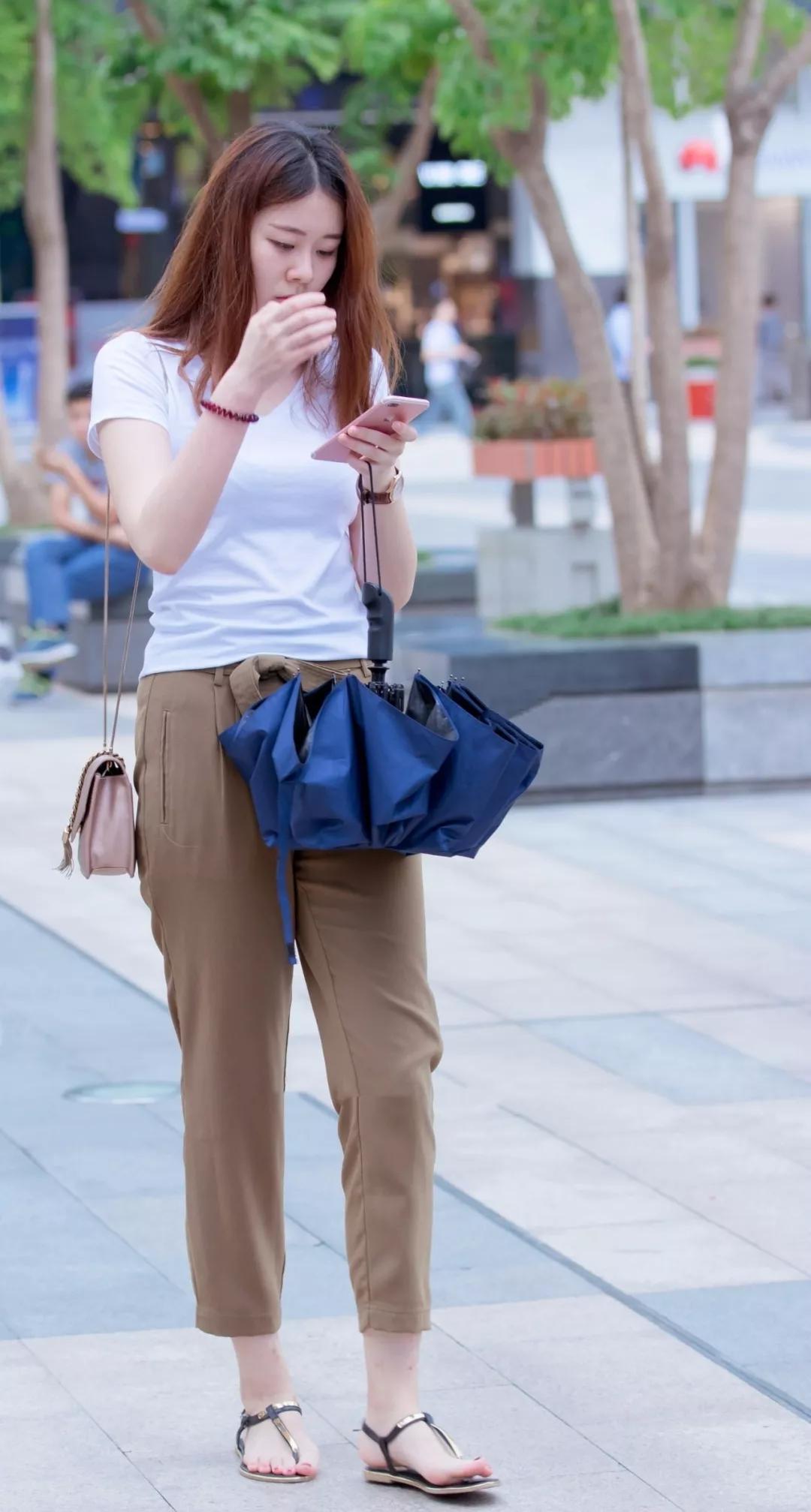 肤白如玉,"淑女范"小姐姐,气质温柔.简单的穿搭,时尚性感迷人