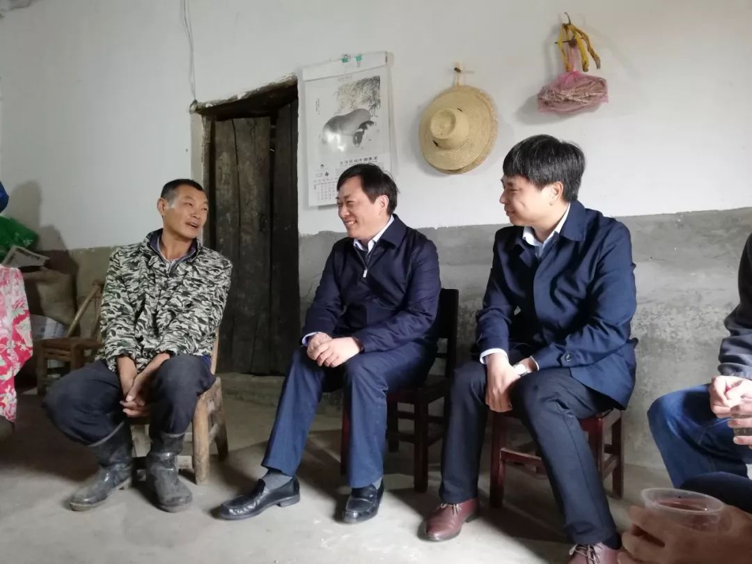 王基家一行走访了舒家畈村贫困户徐鹏腾家,在徐鹏腾家,王基家和徐鹏腾