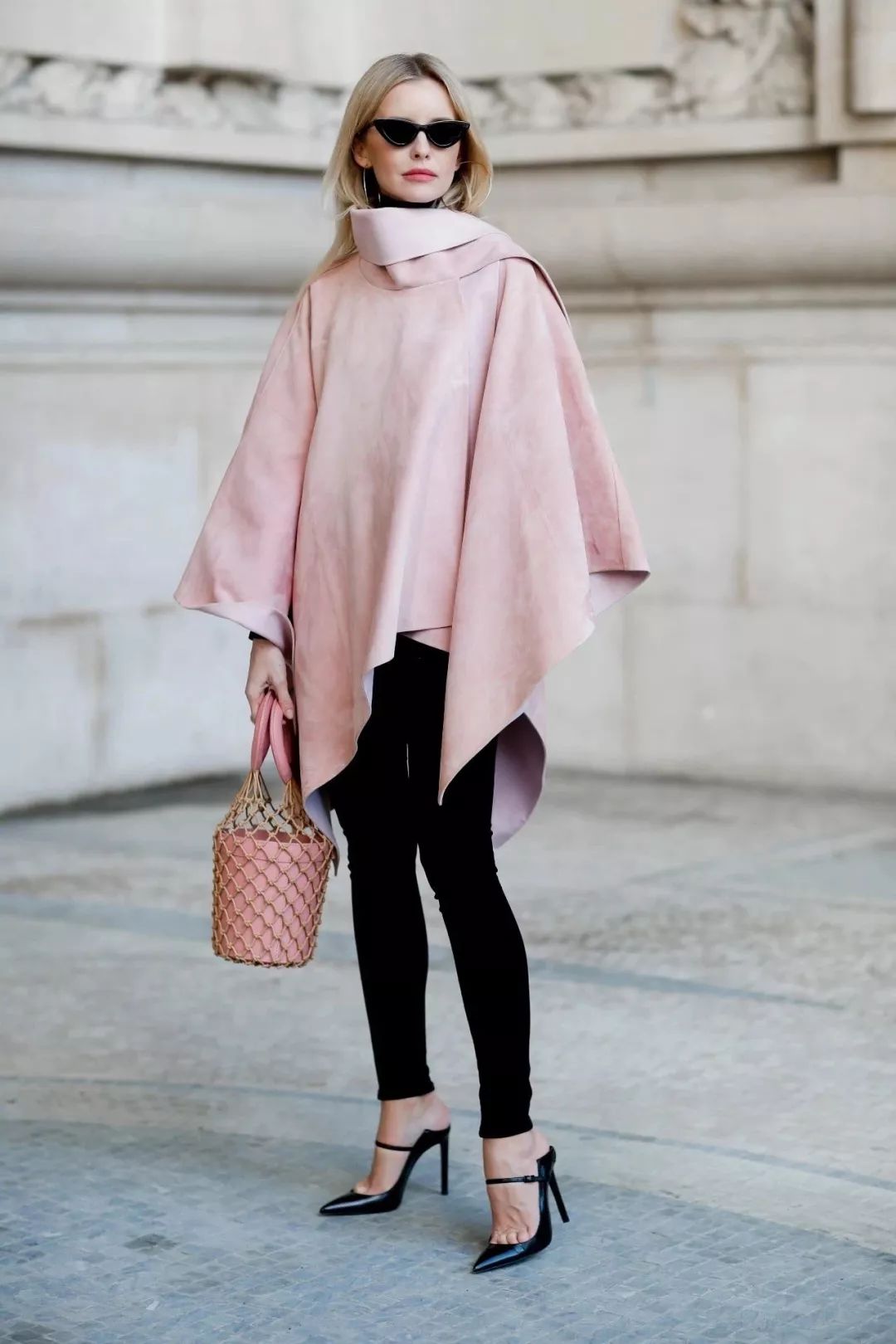 形似斗篷但实际属于服装本身设计细节的款式,比如这类街拍里的毛衫