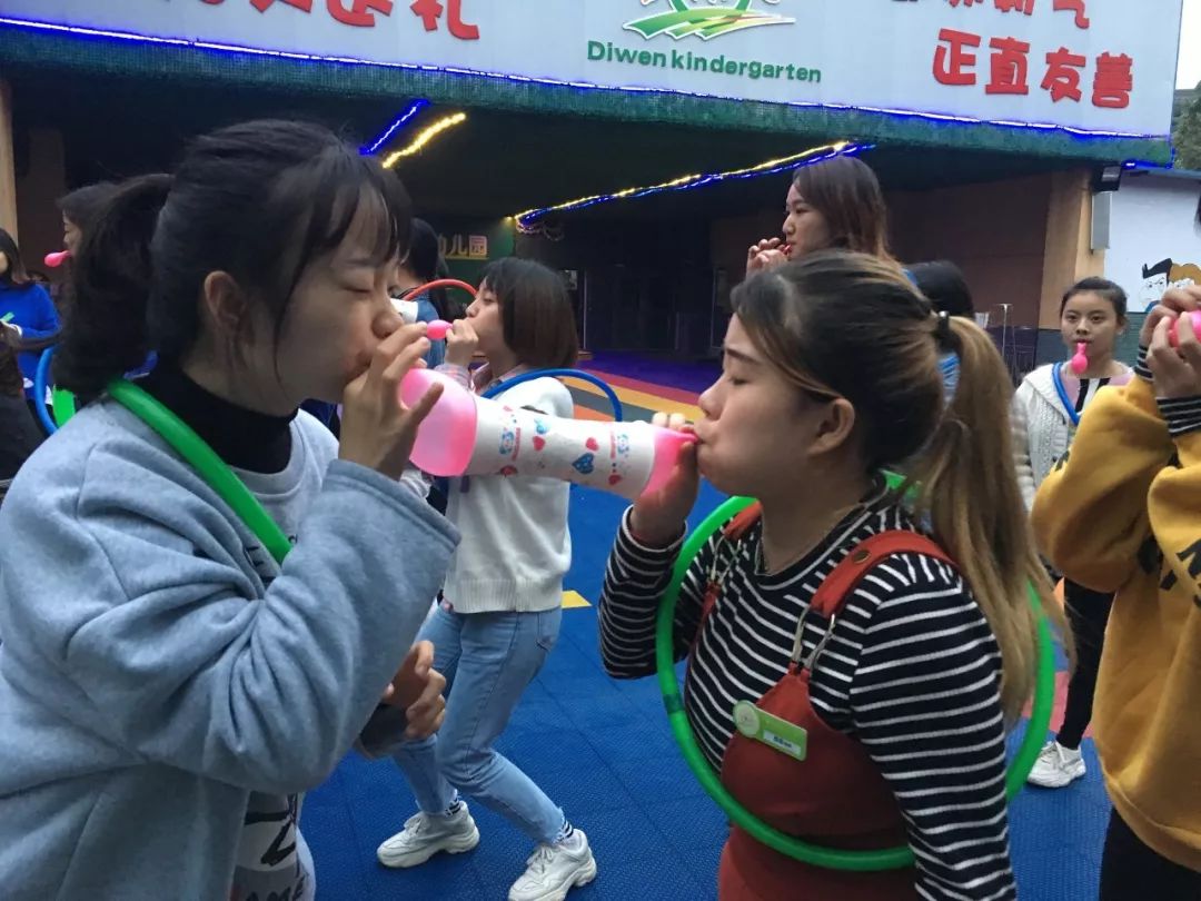 记录美好的回忆——气球传纸杯第二轮游戏紧接着提上了行程伴随着第一