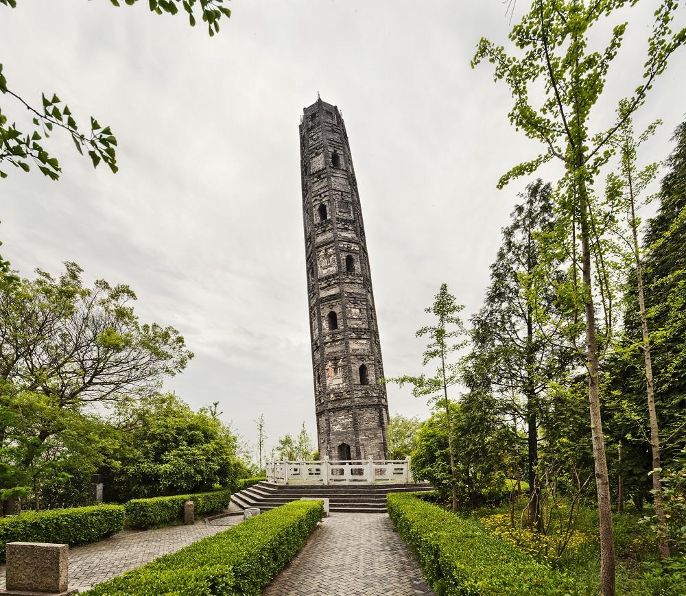 上海松江县有一座建于北宋元丰三年(1079年)的护珠塔,砖木结构,因传说