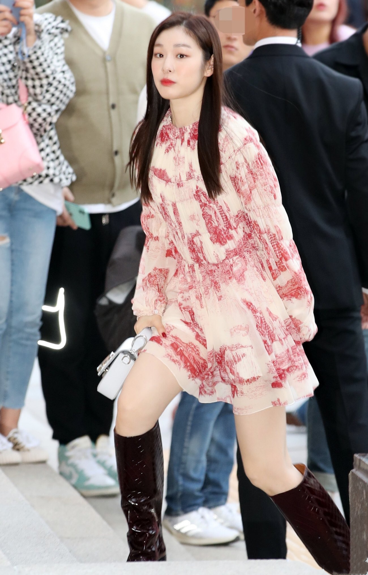 韩国前花滑女王金妍儿露面,纱裙秀腿长靴塞不满,高颜值体坛少见