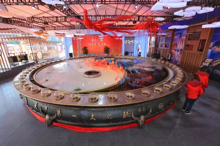 直径10米天下第一大火锅亮相进博会6种辣度你选哪个