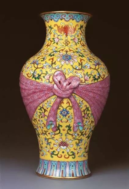 包袱瓶,又叫布袋瓶,始烧于清朝康熙年间,其器形一般是在瓶身上饰一