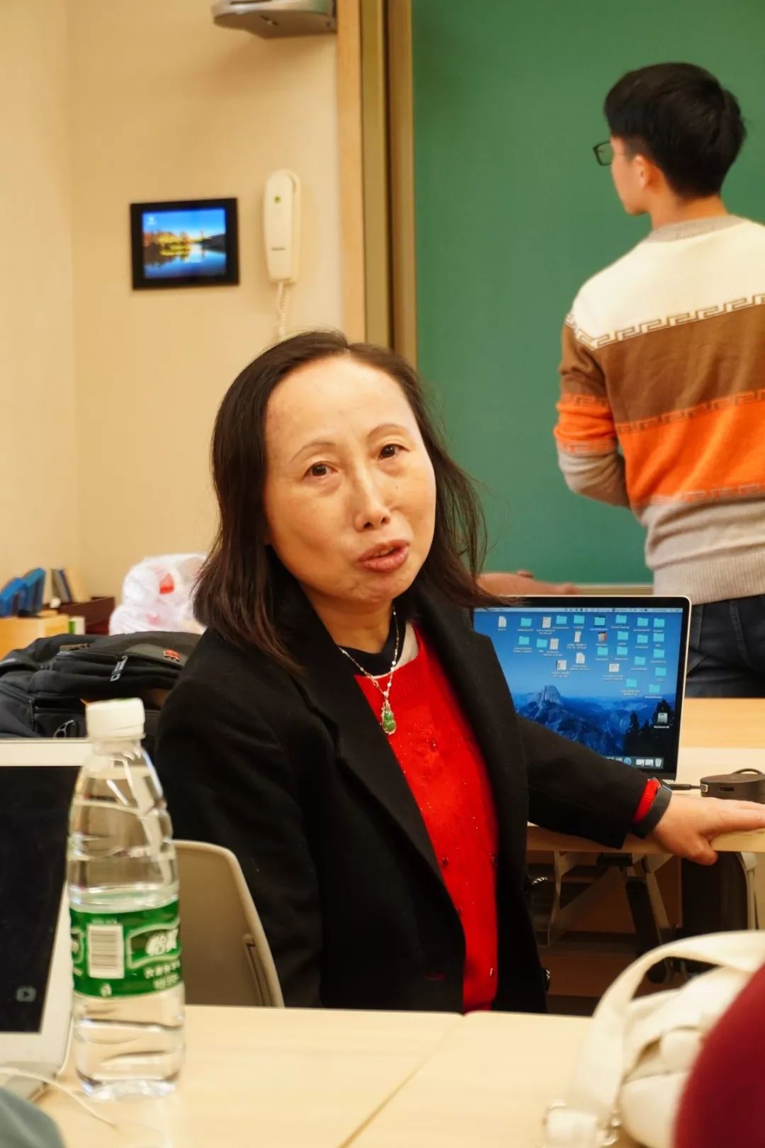 冯老师来到网文课上与大家展开进一步讨论文/项蕾图/蔡翔宇编辑/许婷