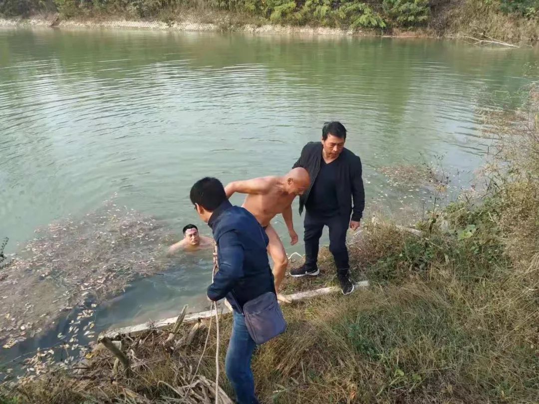 馬頭鎮一名七歲男孩採砂坑中溺水遺體已被打撈上岸