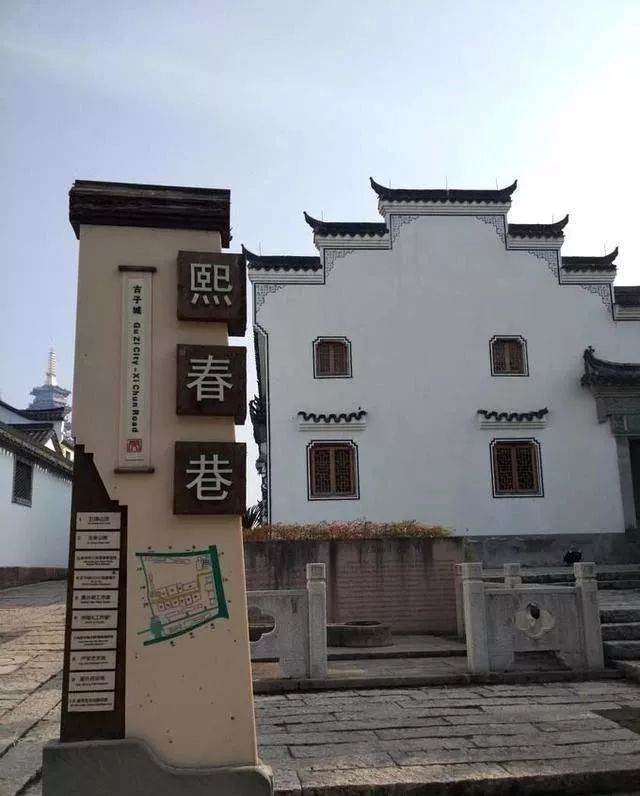 修复翻新14栋老旧房屋,其中9处是此次挂牌的历史建筑,包括邵飘萍旧居