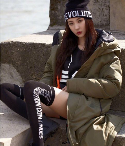 于韩国和娱乐圈,除了她的实力很强以外,她的那双大长腿更是吸睛无数