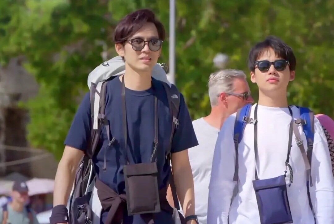 46岁钟汉良同框郭德纲儿子,西装配小白鞋太少年,差23岁像同龄人